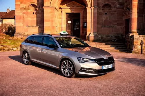 Taxi près de l'église en pierre