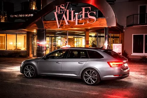 taxi devant les vallées la nuit